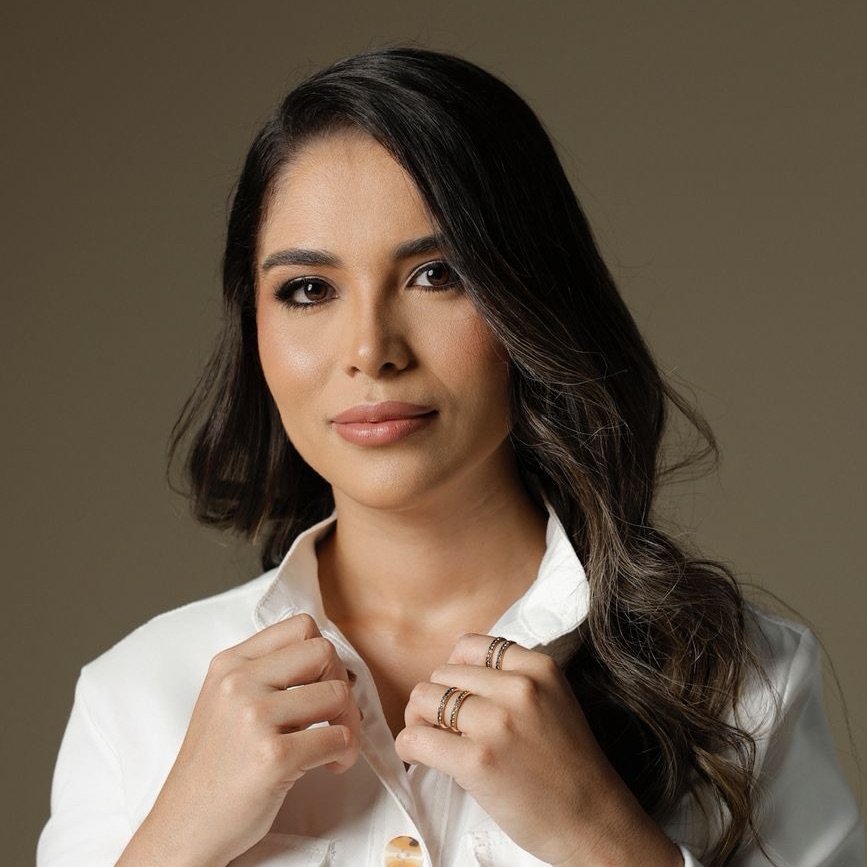 Dra. Caroline Barros Especialista em Implante Capilar